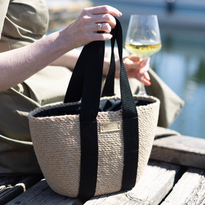 Bæredygtig jute-taske med korte, stærke hanke og praktisk indvendig pose med snøre. Perfekt til hverdagsbrug.