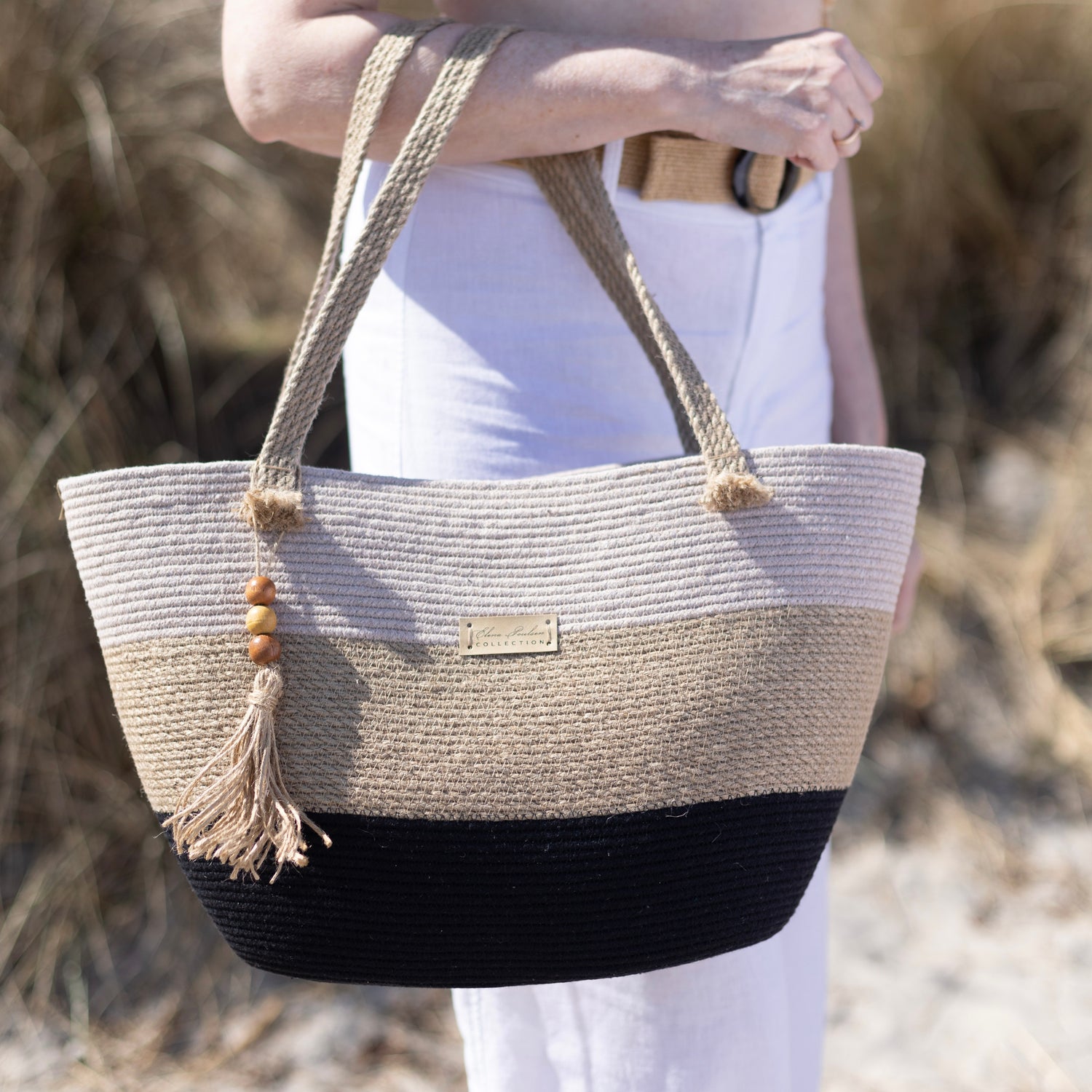 Rummelig håndlavet taske i jute og bomuldssnor med dekorativ kvast. En praktisk og bæredygtig model.