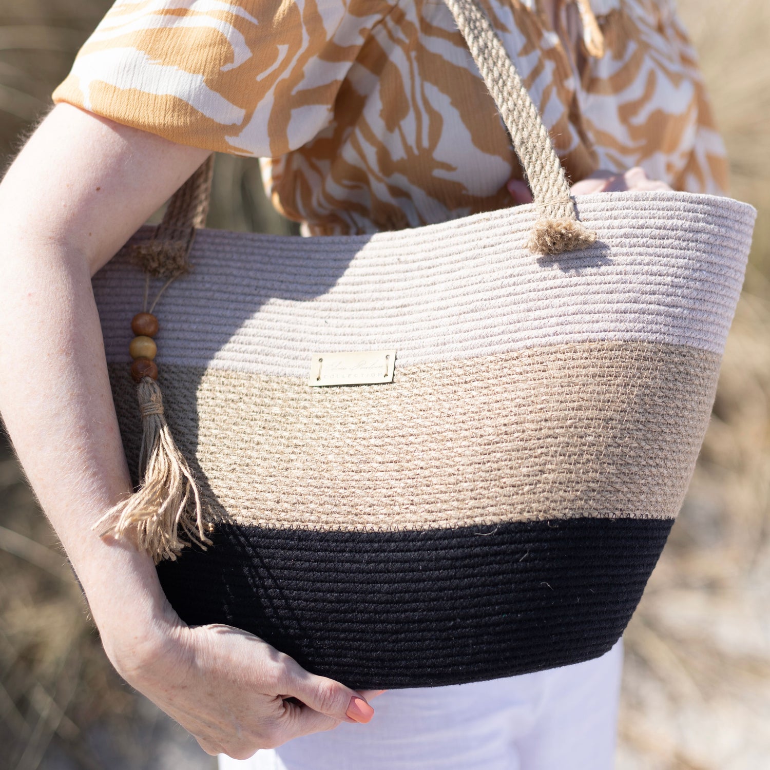 Universel taske af jute og bomuld med lange hanke og dekorativ kvast. Perfekt til by og fritid.