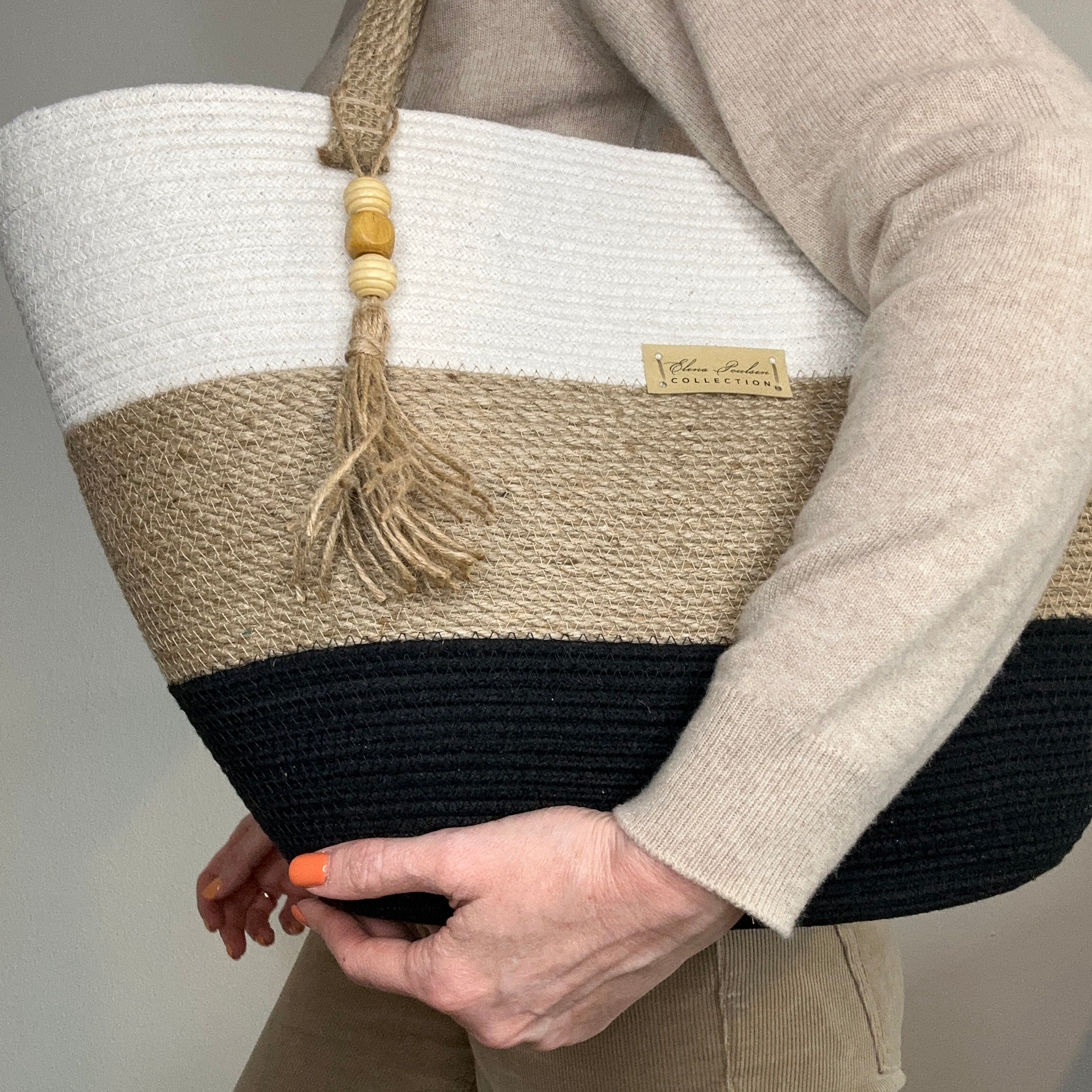 Taske af jute og bomuldssnor med lange stærke hanke og dekorativ kvast med træperler. Håndlavet i nordisk stil.