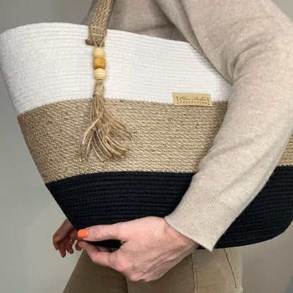 Taske af jute og bomuldssnor med lange stærke hanke og dekorativ kvast med træperler. Håndlavet i nordisk stil.