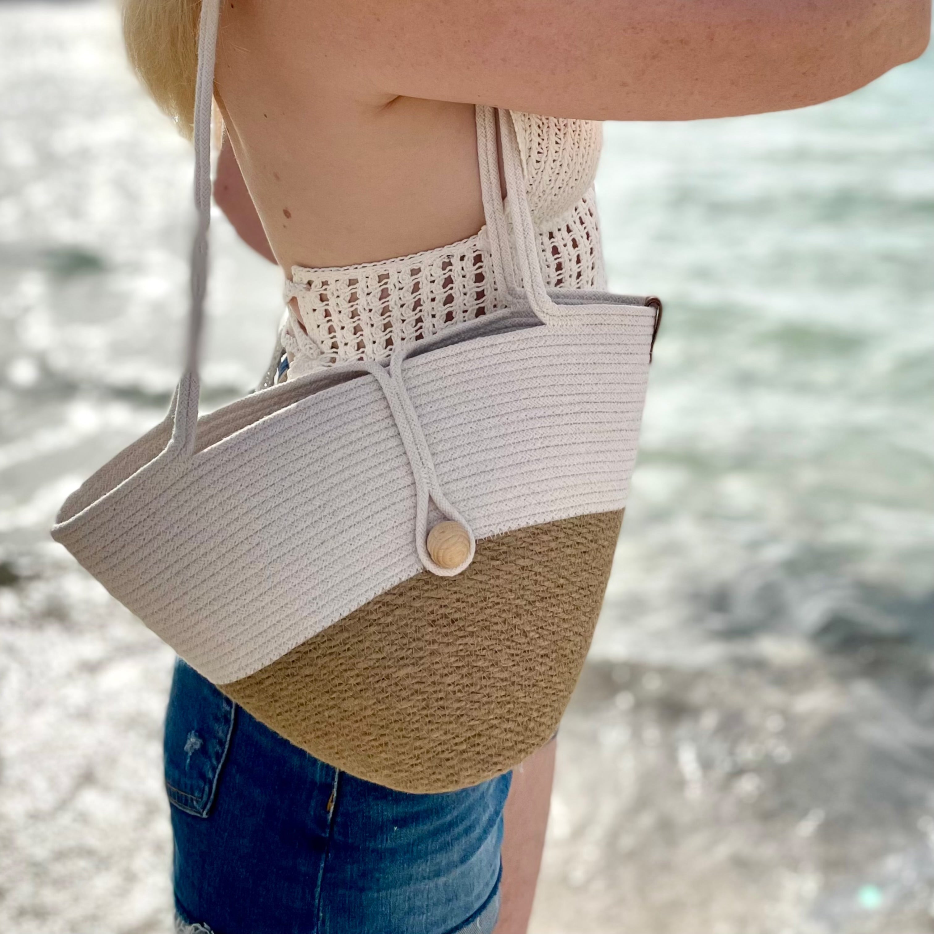 Stilfuld taske af jute og bomuldssnor med trælukning. Et naturligt og holdbart tilbehør i nordisk stil.