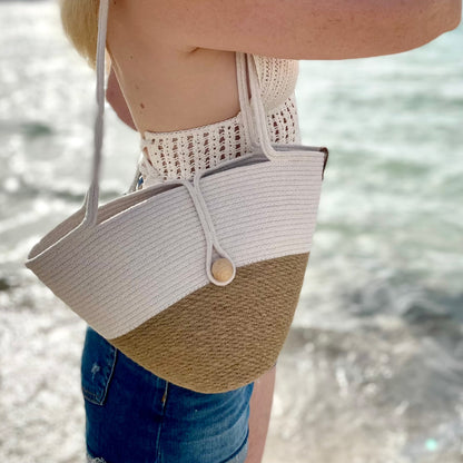 Stilfuld taske af jute og bomuldssnor med trælukning. Et naturligt og holdbart tilbehør i nordisk stil.