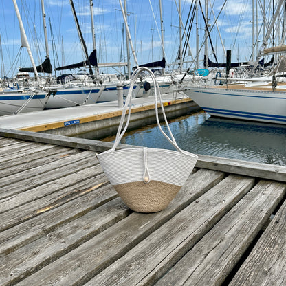 Håndlavet sommertaske af jute og bomuldssnor med lange hanke og lukning med en træknap. Bæredygtigt tilbehør i skandinavisk stil.