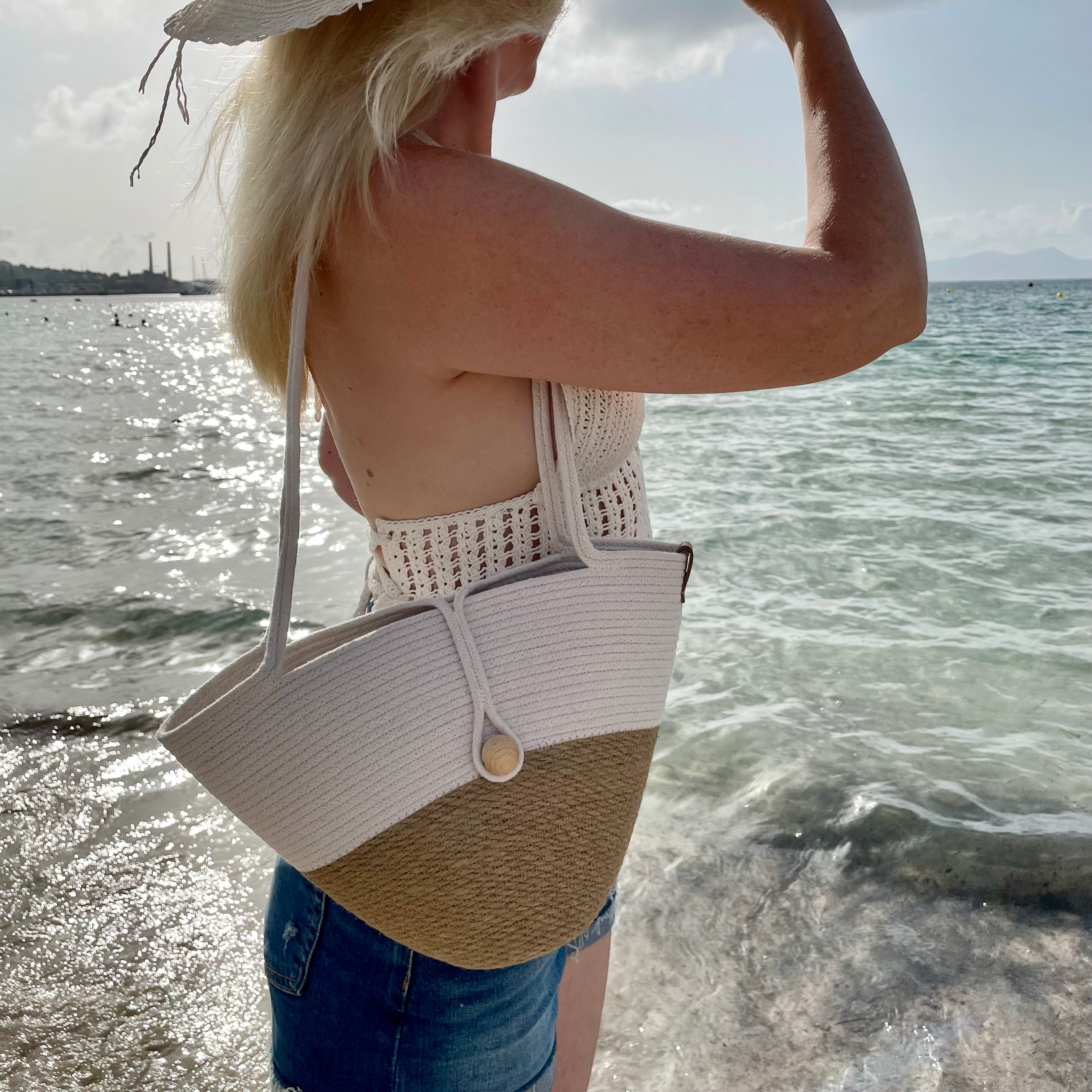 Taske i medium størrelse med lange, stærke hanke og trælukning. Håndlavet af naturmaterialer i høj kvalitet.