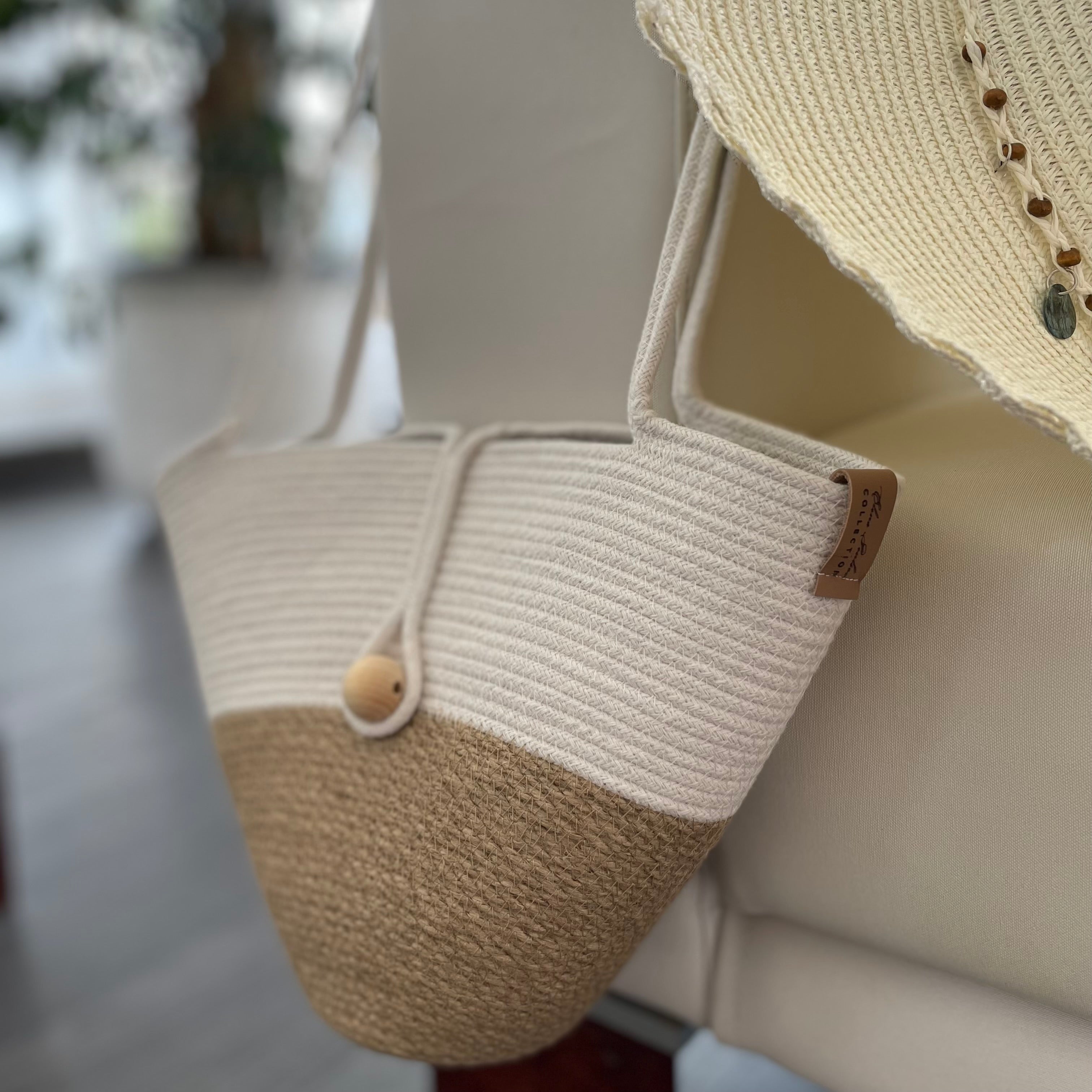 Mellemstor taske af jute og bomuldssnor med lange hanke og trælukning. Kvalitets håndværk i nordisk stil.
