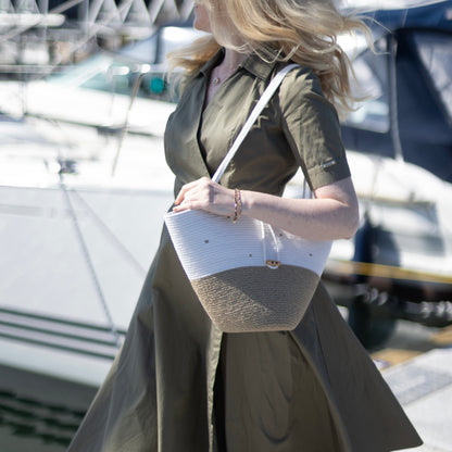 Rummelig taske i medium størrelse af jute og bomuld med lange hanke og trælukning. Kvalitets håndværk til hverdagsbrug.