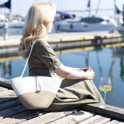 Stor tofarvet taske af bomuldssnor og jute med lange hanke og trælukning. Kvalitets håndværk.
