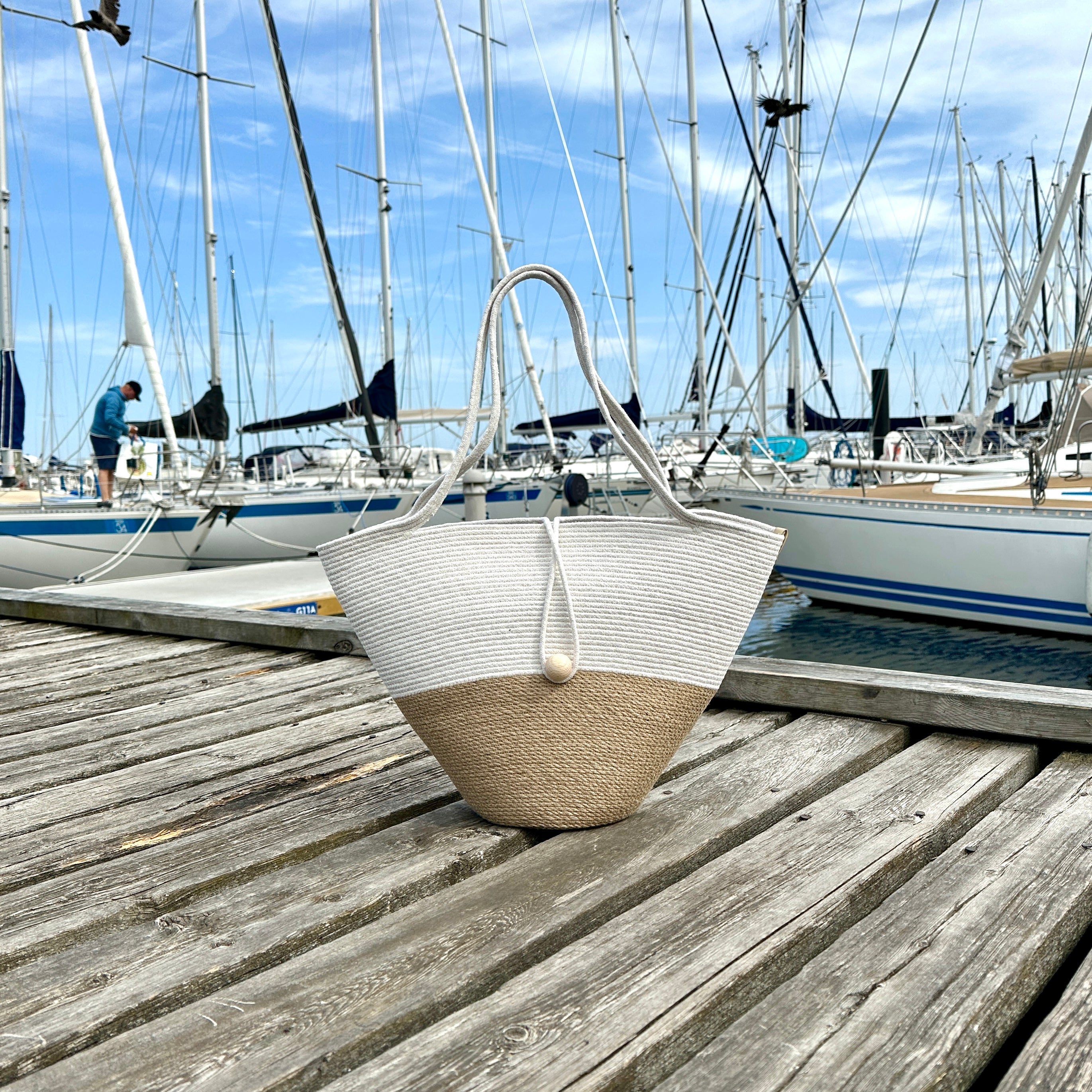 Taske i stor størrelse med lange hanke og trælukning. En praktisk og holdbar model til by og fritid.