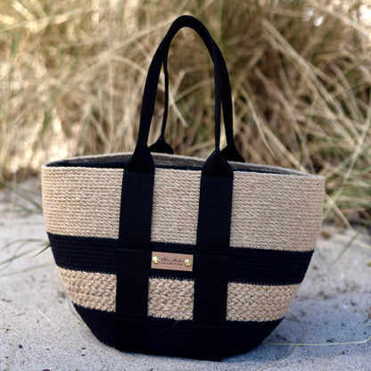 Håndlavet taske af naturlig jute og sort bomuldssnor med stærke tekstilhanke og dekorativ jutefletning.