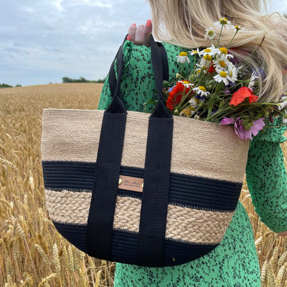 Taske af jute og sort bomuldssnor med sorte tekstilhanke og dekorativ jutefletning. Kvalitets håndværk.
