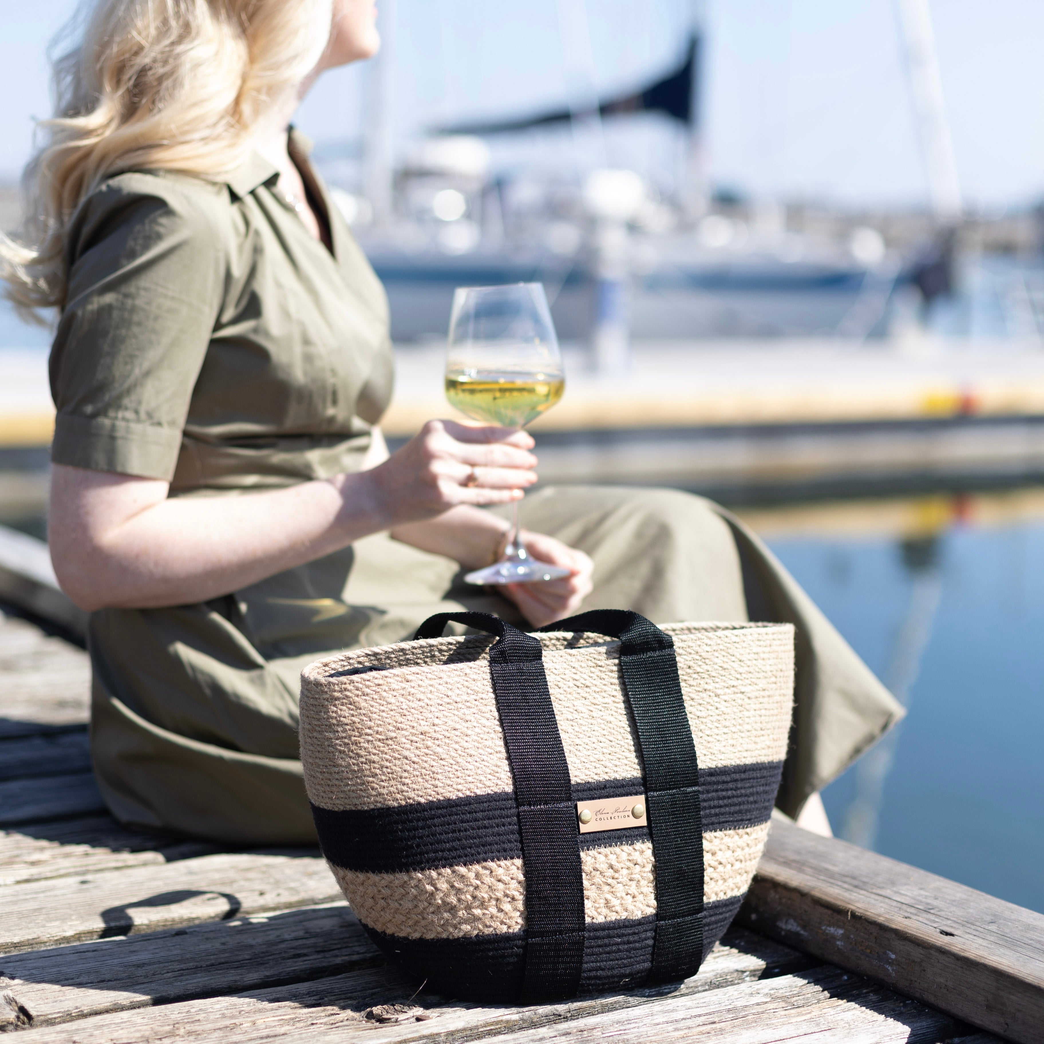 Тaske af jute og sort bomuldssnor med tekstilhanke og dekorativ håndlavet jutefletning.
