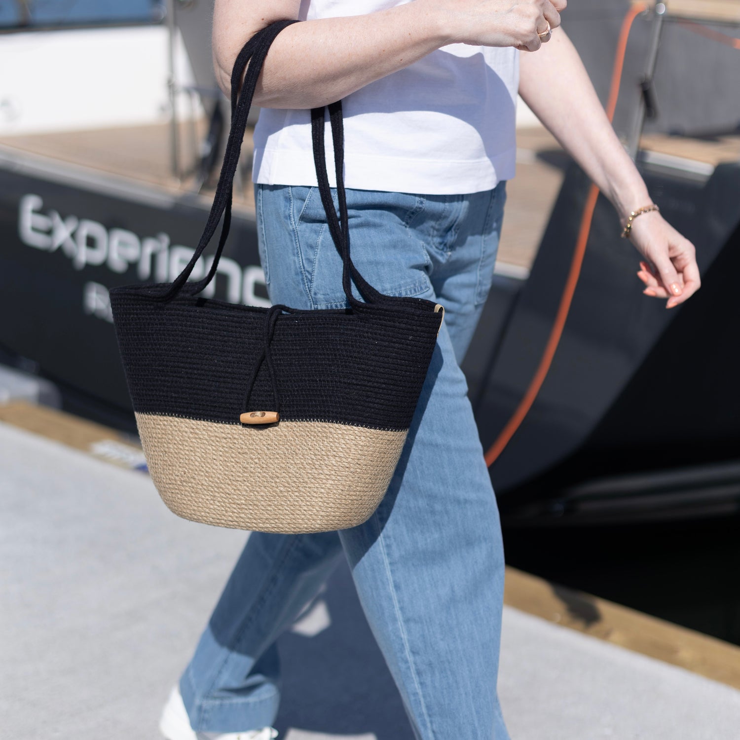 Тaske af jute og sort bomuldssnor med lange hanke. Fuldført med dekorativ håndlavet lukning.