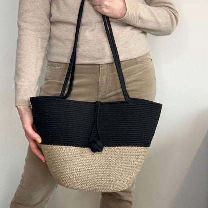 Stilfuld taske af jute og sort bomuldssnor med lange hanke og dekorativ lukning. Kvalitets håndværk.