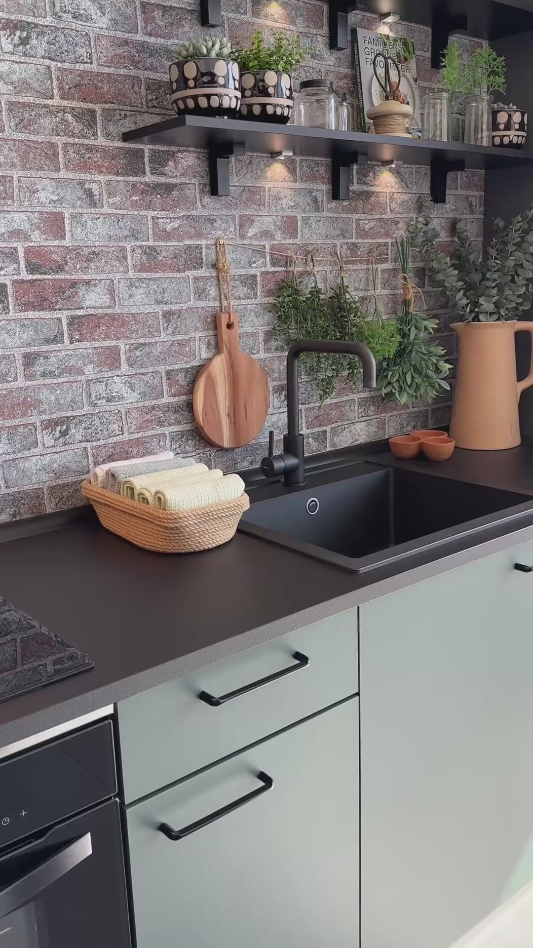 Oval kurv med ombuk af jute, håndlavet til pæn opbevaring af håndklæder i køkkenet eller på badeværelset.