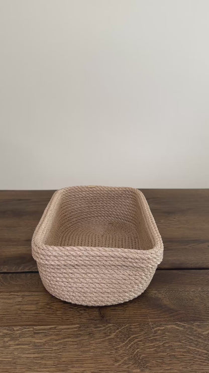 Oval jute kurv med ombuk, 30×16×8 cm. Takket være jutens styrke bevarer kurven formen og kan om ønsket formes som en rektangulær kurv.