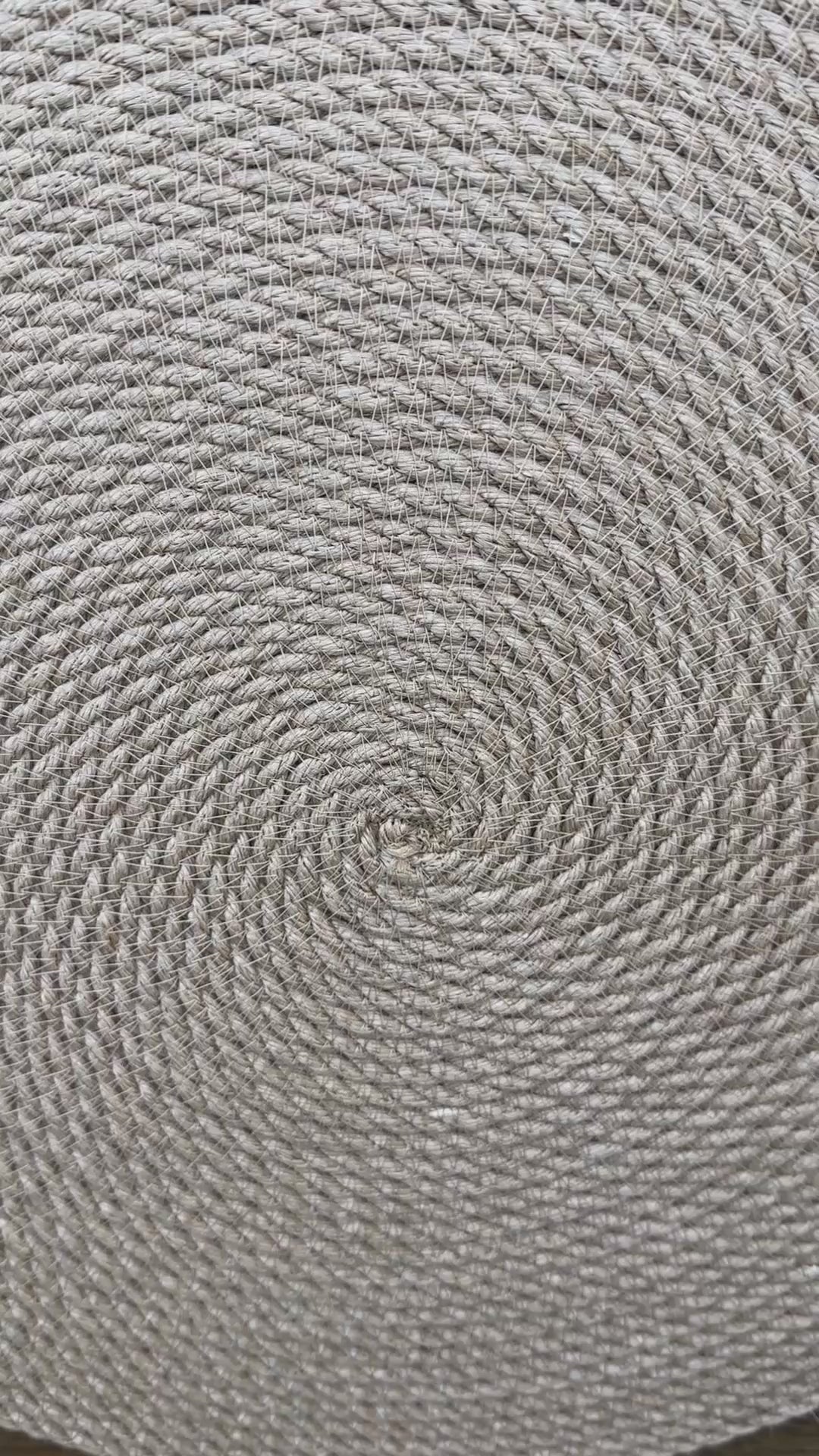 Håndlavet rund dækkeserviet af jute, diameter 37 cm. Flot kvalitet og varm gylden tone. Pynter bordet, giver et naturligt udtryk og beskytter overfladen.