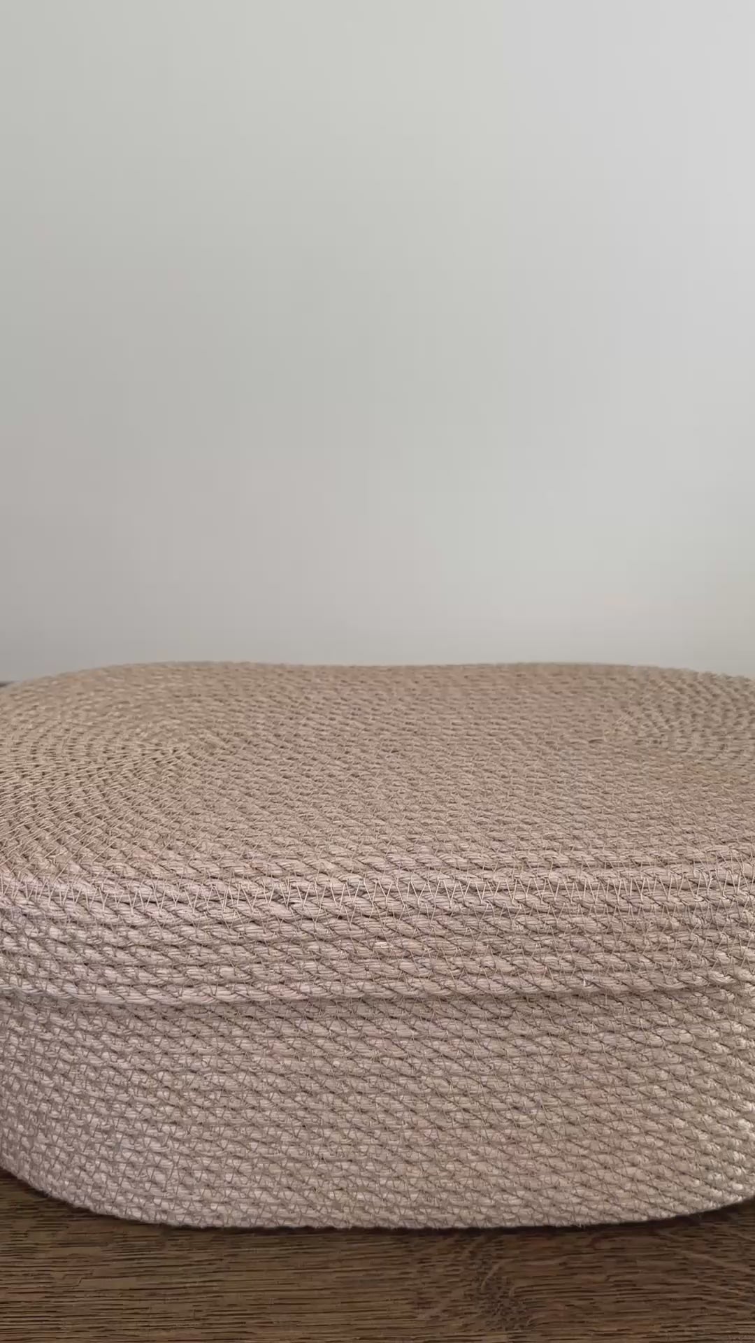 Oval jute kurv med låg, 35×20×12 cm. Det omhyggelige håndværk og premium jute fremhæver den høje kvalitet og holdbarhed.