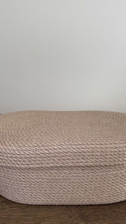 Oval jute kurv med låg, 35×20×12 cm. Det omhyggelige håndværk og premium jute fremhæver den høje kvalitet og holdbarhed.