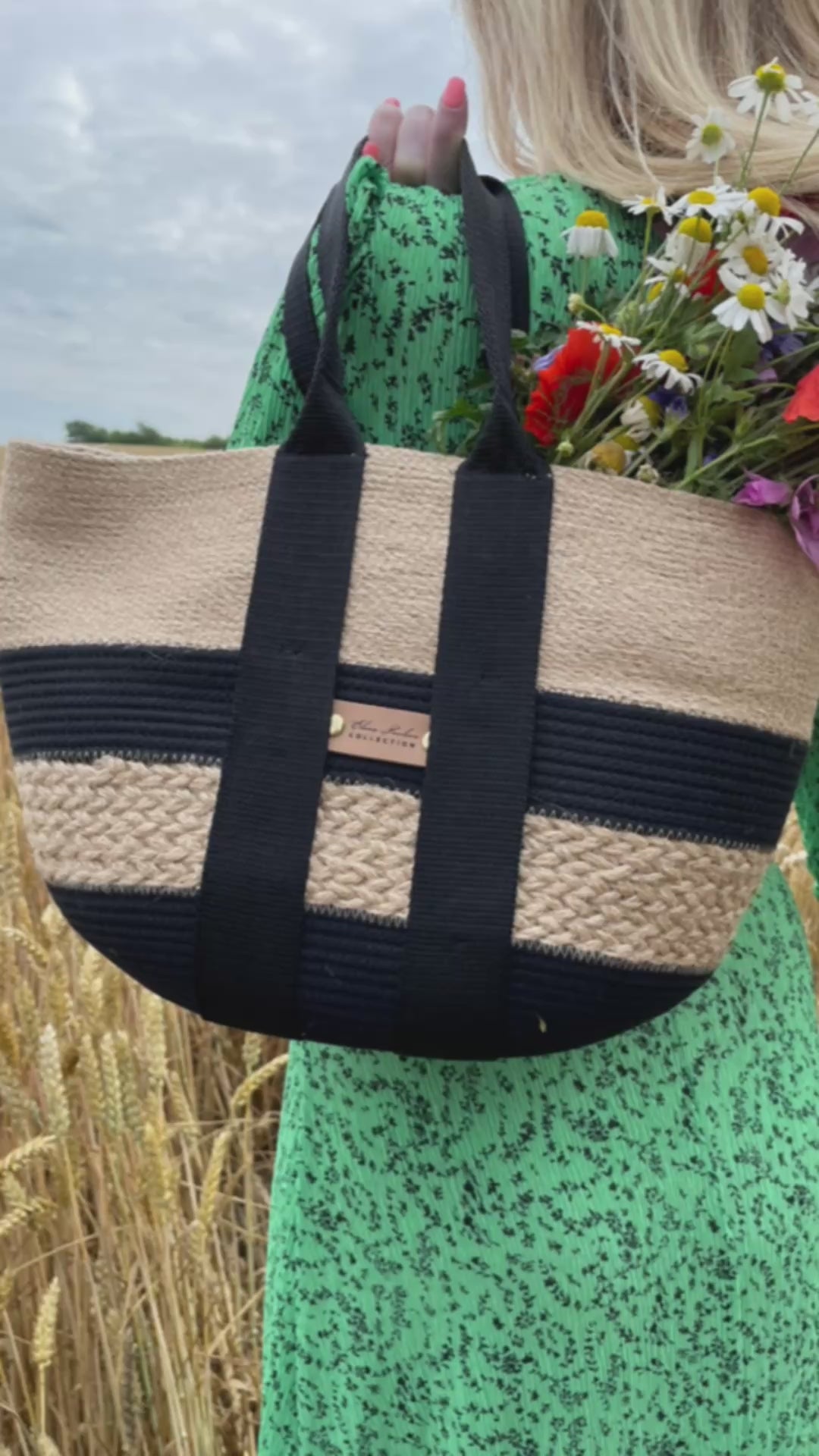 Taske af jute og sort bomuldssnor med sorte tekstilhanke. Suppleret med dekorativ jutefletning, håndlavet.