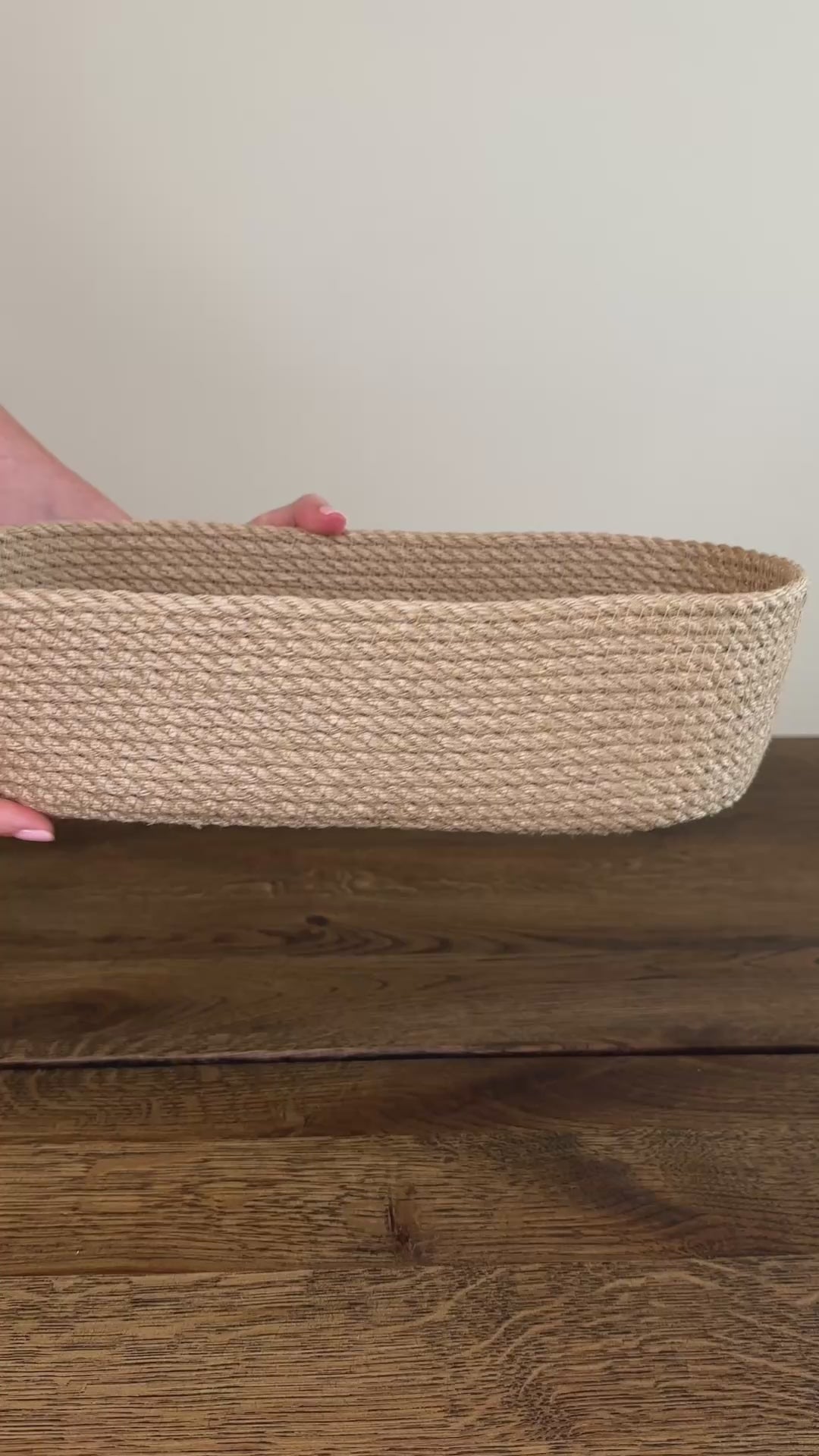 Oval jute kurv, 30×14×8 cm. Det omhyggelige håndværk og premium jute fremhæver den høje kvalitet og holdbarhed.