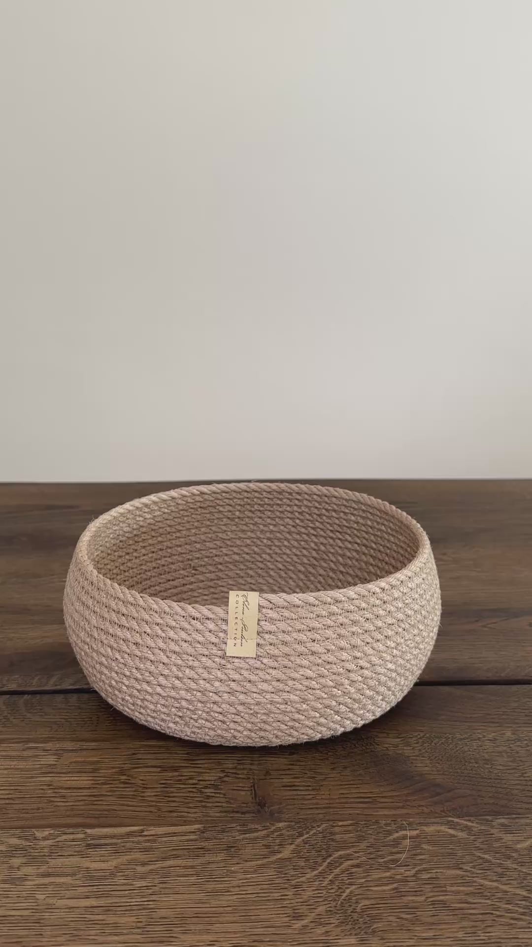 Mindre rund jute kurv, 20 cm i diameter og 10 cm i højden, formet som en lille tønde. Det omhyggelige håndværk og premium jute fremhæver den høje kvalitet og holdbarhed.