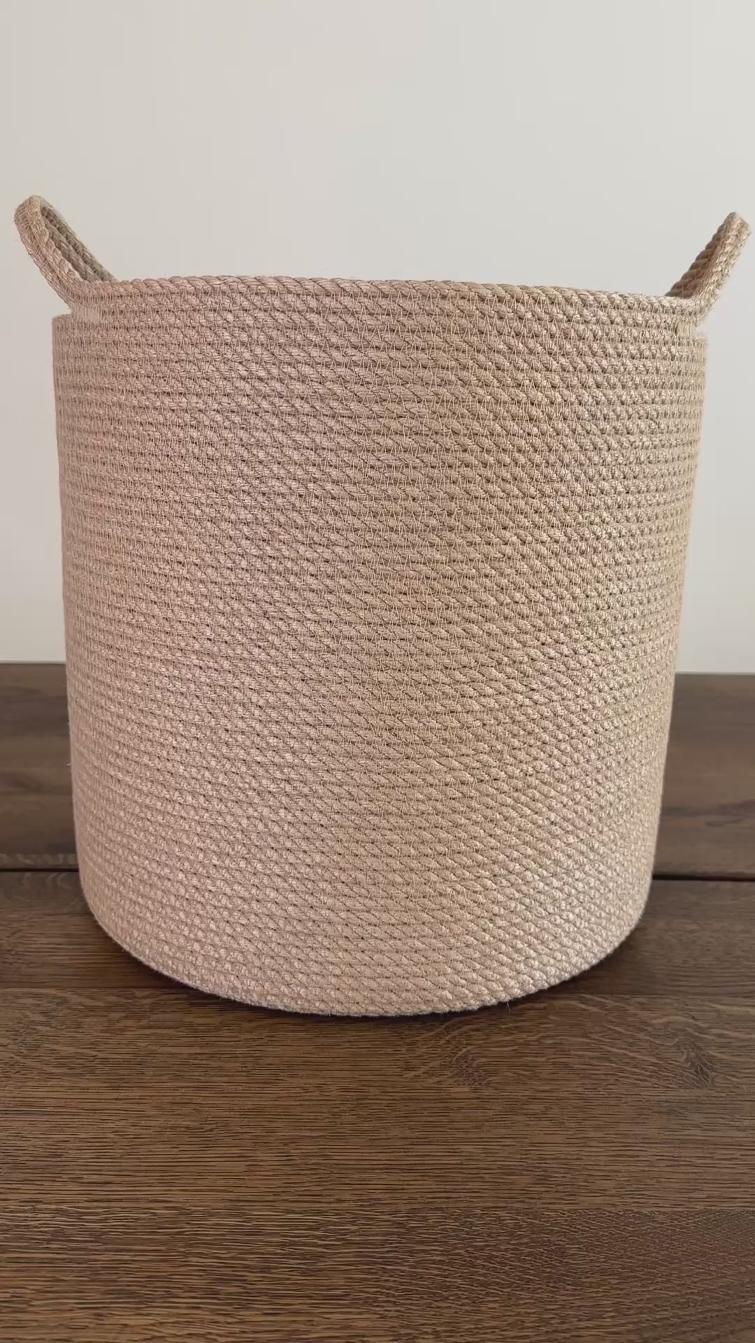 Håndlavet jute­kurv i cylindrisk form 30×30 cm. Med robuste håndtag og naturlig gylden farve. Et alsidigt valg til både opbevaring og indretning.
