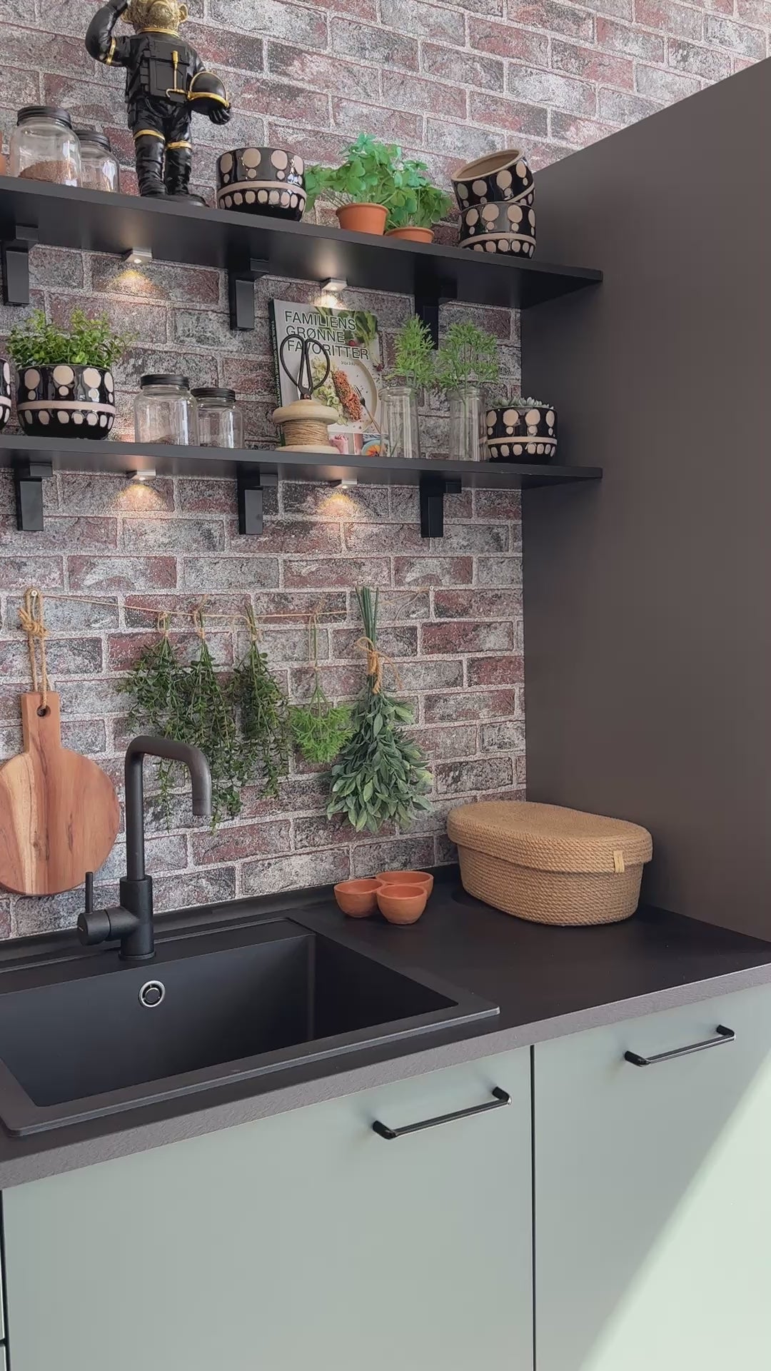 Oval håndlavet jutekurv, til opbevaring af madvarer, husholdningsartikler og dekoration.
