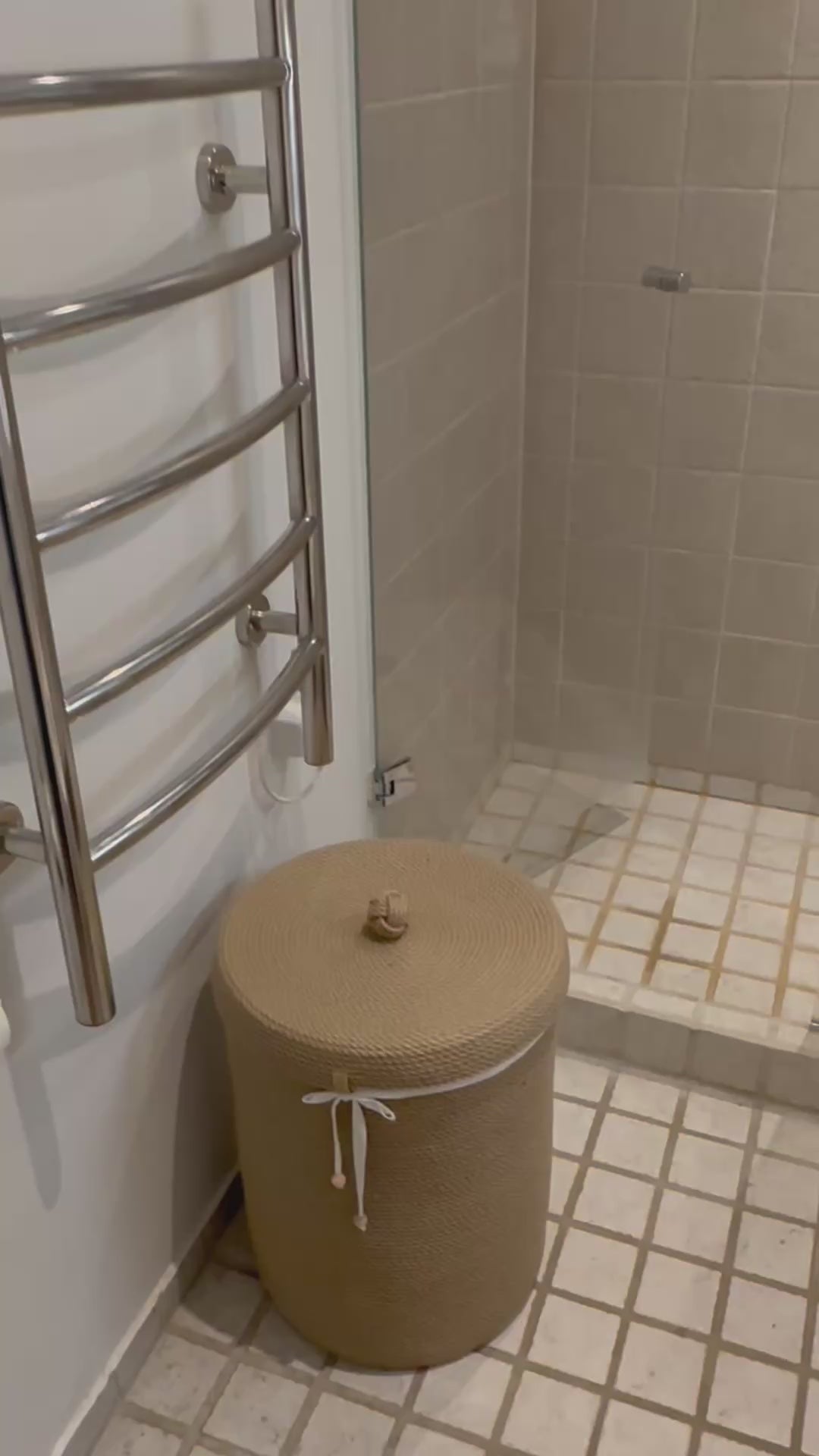 Stor cylindrisk jutekurv, diameter 35 cm, højde 50 cm. Med låg og rundt håndtag samt inderpose med snorelukning. Fremstillet i gylden jute af premium kvalitet, perfekt til stilfuld opbevaring.