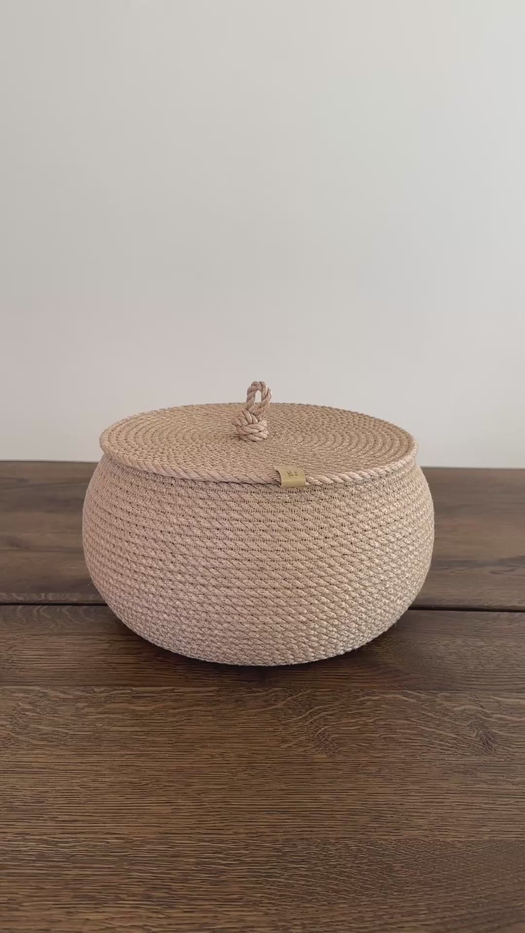 Jutekurv i tøndeform, diameter 22 cm, højde 14 cm. Med fladt låg og praktisk løkkehåndtag. Håndlavet i premium kvalitet, perfekt til opbevaring af småting og som dekorativt element.