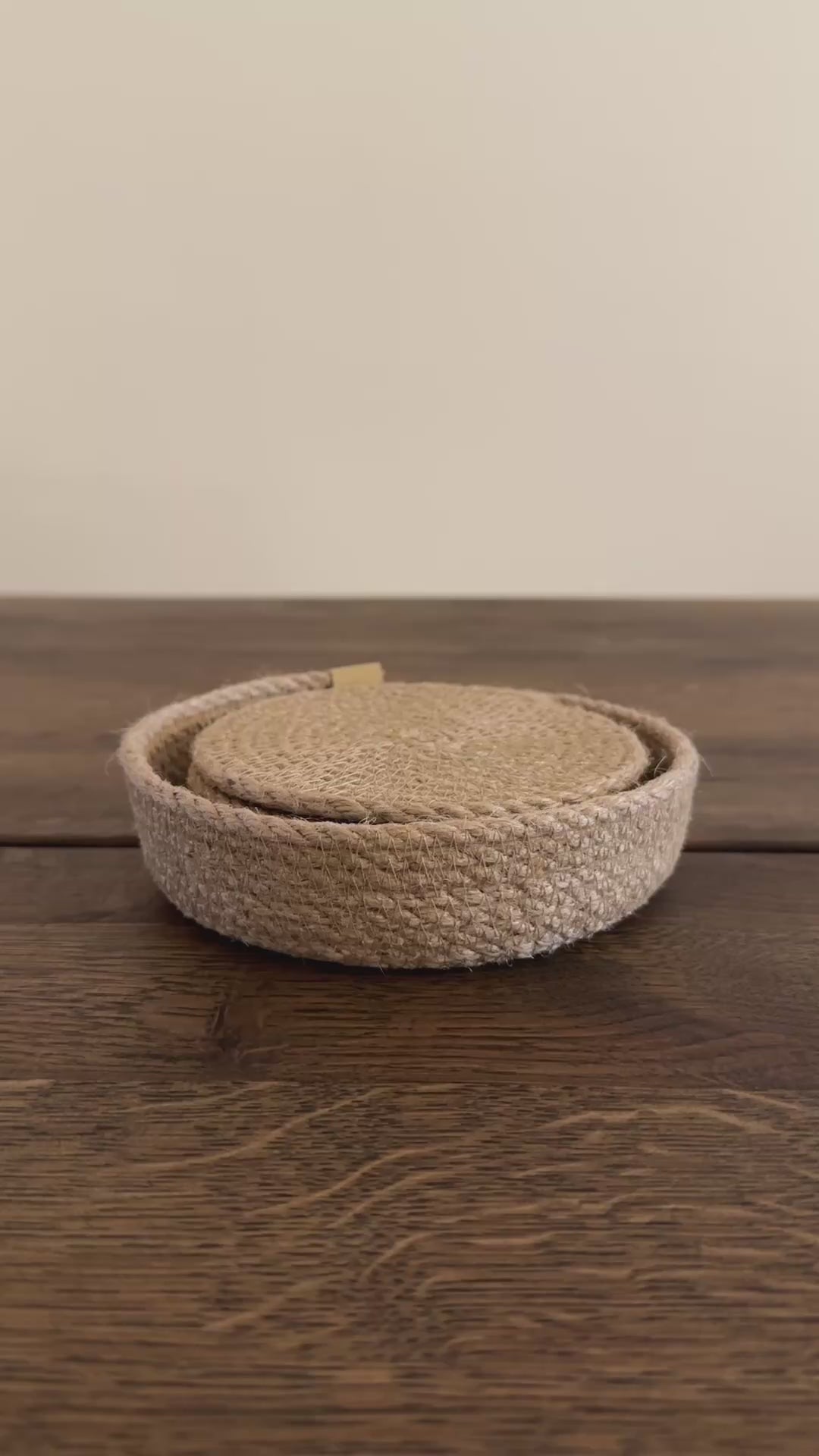 Elegant sæt med glasbrikker i premium jute (Ø11 cm) i en kurv — en smuk detalje til indretningen. Håndlavet med kærlighed og sans for kvalitet, som både pynter og beskytter bordet mod varme og skader.