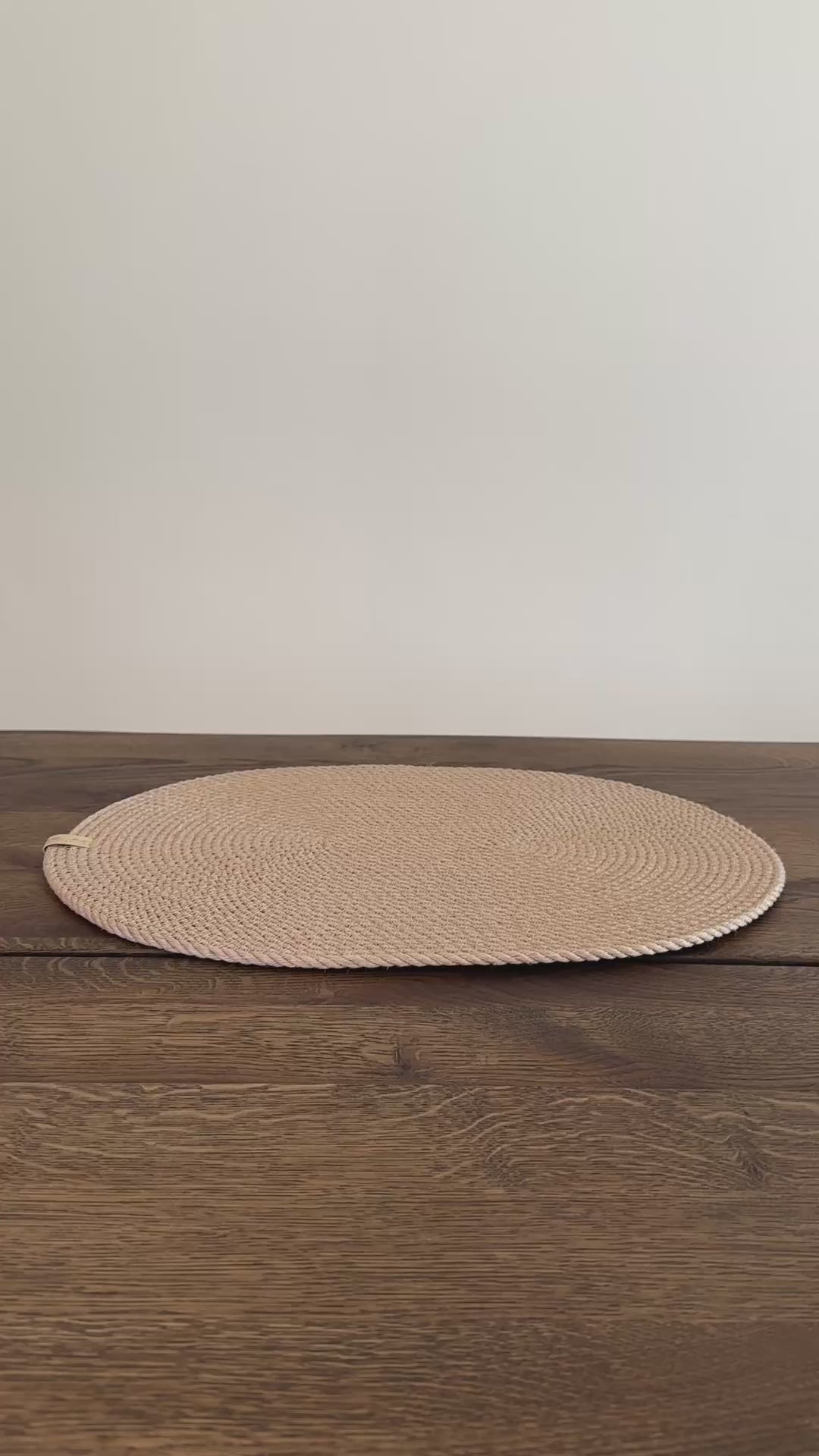 Elegant oval dækkeserviet 45×35 cm, håndlavet af stærk gylden jute i premium kvalitet. Forskønner bordet, fremhæver det naturlige udtryk og beskytter mod ridser og varme.