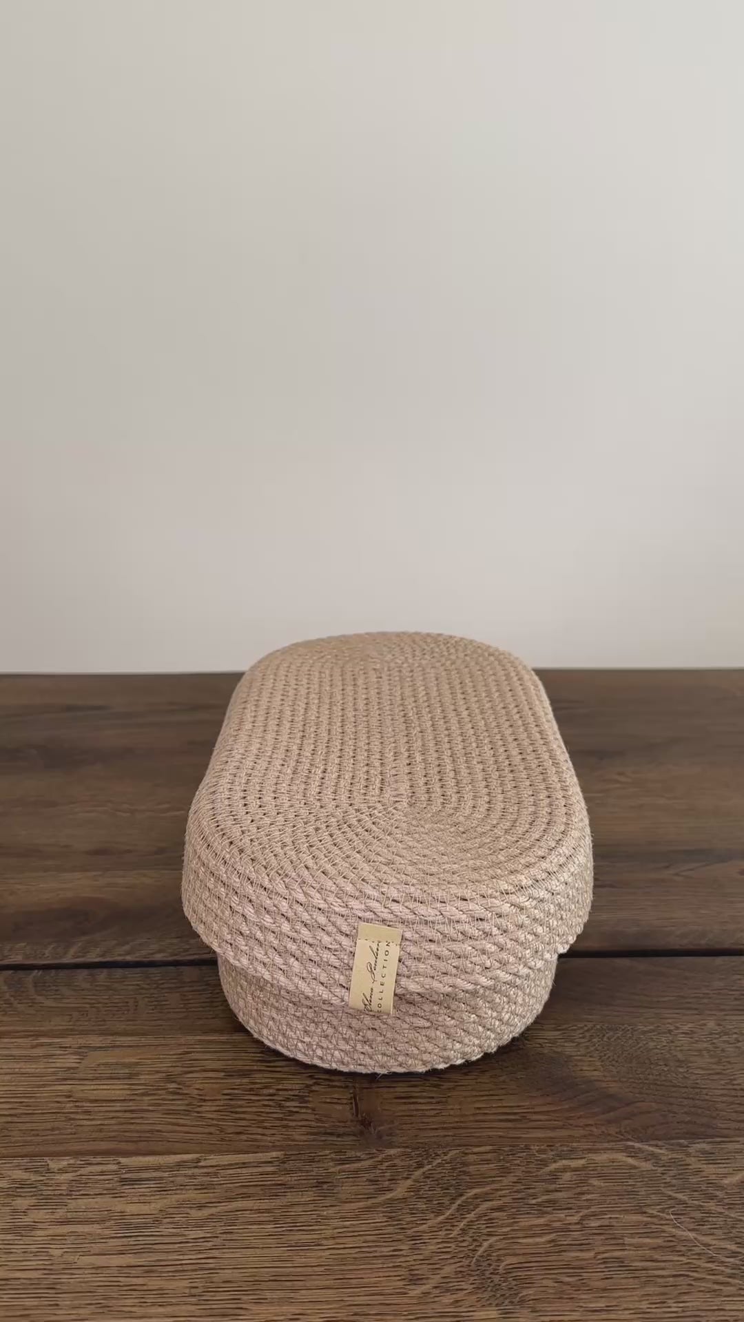 Oval jute kurv med låg, 30×14×8 cm. Det omhyggelige håndværk og premium jute fremhæver den høje kvalitet og holdbarhed.