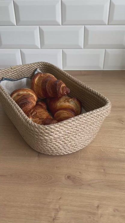 Oval kurv med ombuk af jute, håndlavet til stilfuld servering og opbevaring af brød.