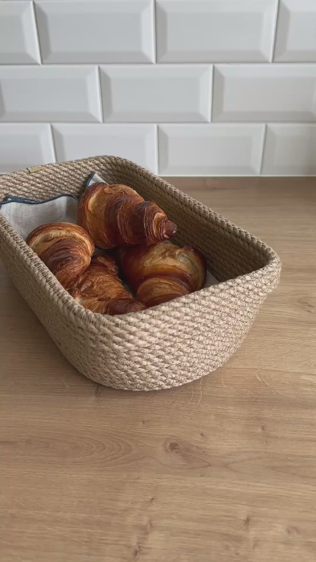 Oval kurv med ombuk af jute, håndlavet til stilfuld servering og opbevaring af brød.