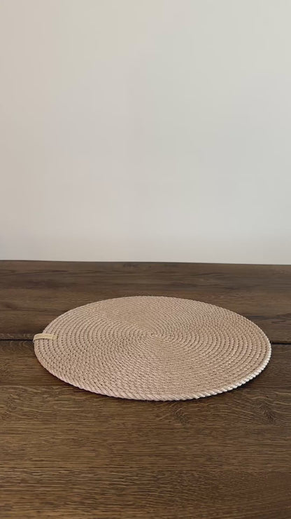 Håndlavet dækkeserviet i jute, diameter 33 cm. Smukt håndværk, naturlig farve. Pynter borddækningen, fremhæver det naturlige og beskytter overfladen.
