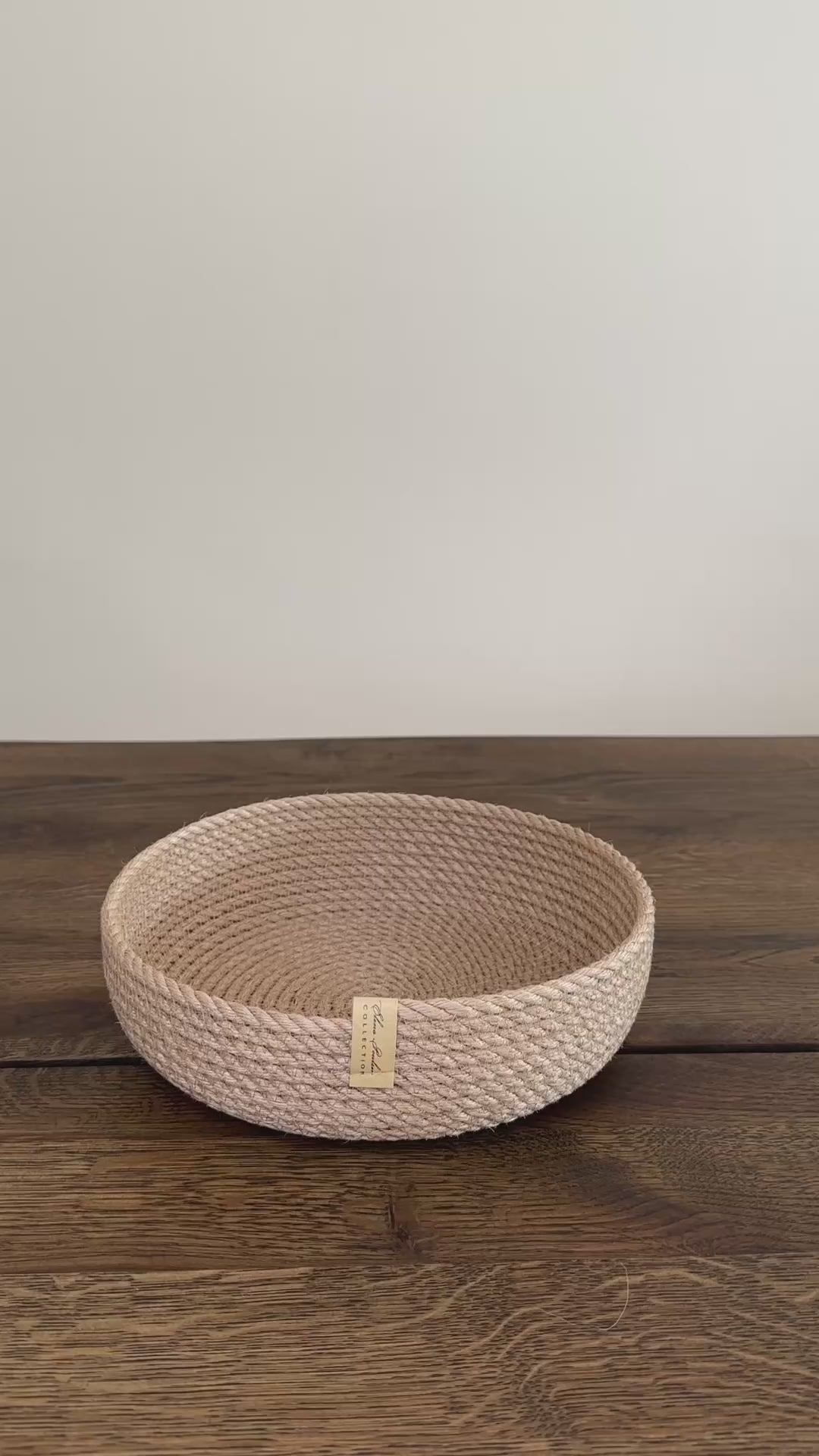 Lille rund jute kurv, 20 cm i diameter og 6 cm i højden. Den kompakte form, det omhyggelige håndværk og premium jute fremhæver den høje kvalitet og holdbarhed.