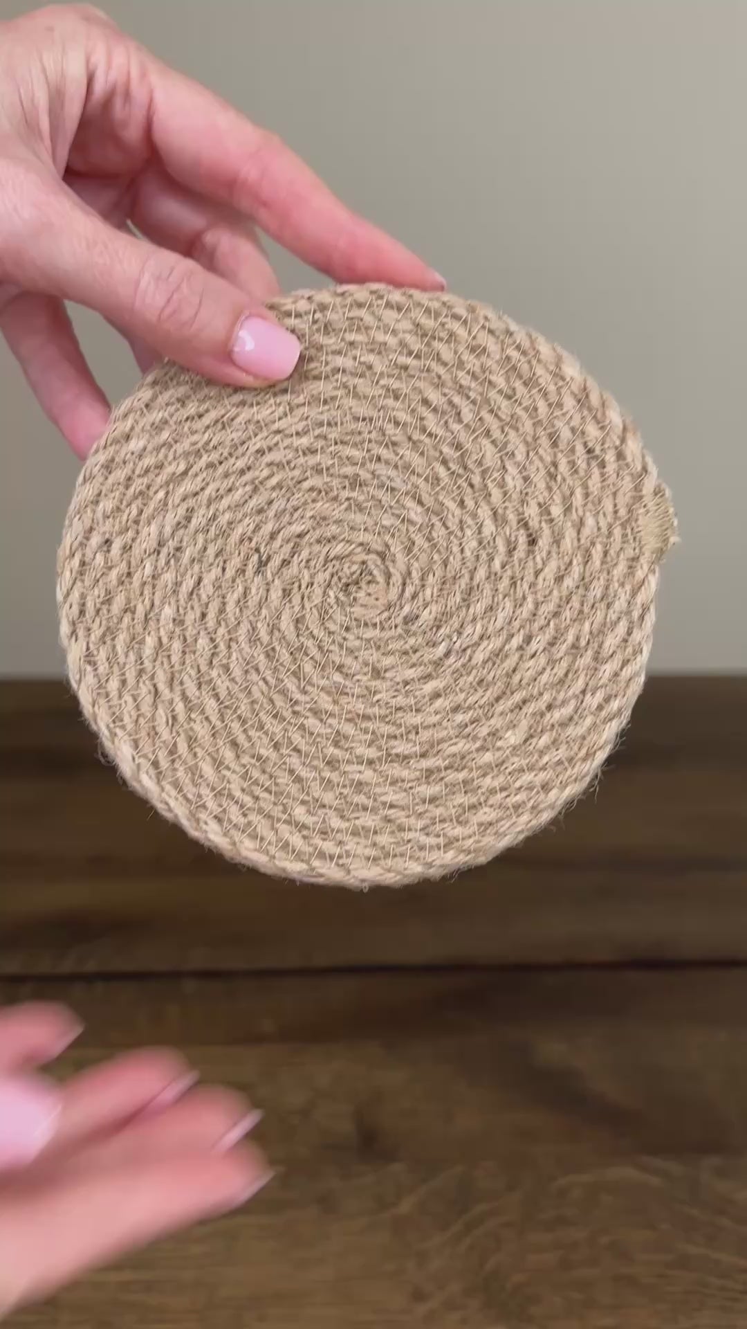 Rund glassbrik i jute, 11 cm i diameter, håndlavet af premium jute. Det omhyggelige håndværk og det naturlige materiale fremhæver den høje kvalitet og holdbarhed.